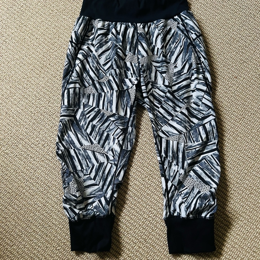 Black and White Geometric Capri Joggers